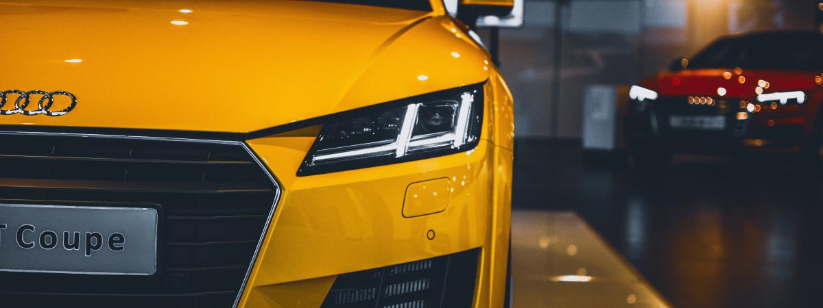 Gele Audi in showroom